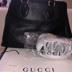 Gucci Lar Black Signature Leather Shoulder Bag